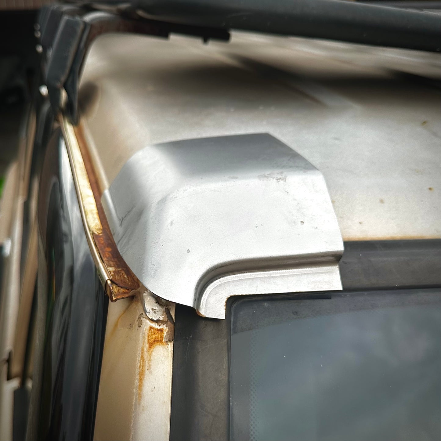 LWB GQ/Maverick Front Roof Corners